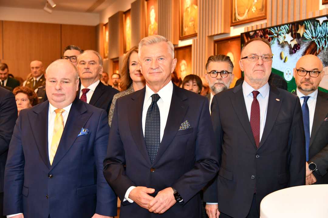 Zaproszeni pracownicy i goście stoją na auli WIM-PIB.