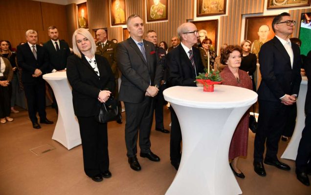 Zaproszeni pracownicy i goście stoją na auli WIM-PIB.