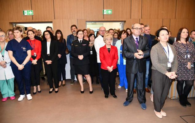 Zaproszeni pracownicy i goście stoją na auli WIM-PIB.