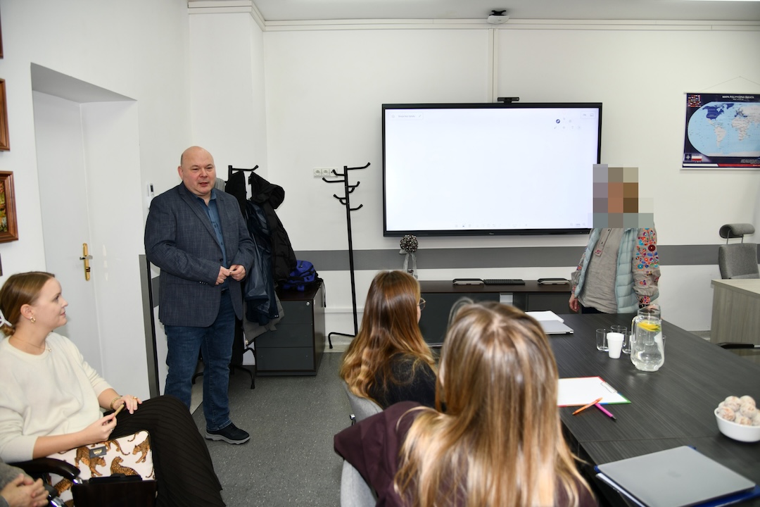 gość z Ukrainy dzielił się doświadczeniami zdobywanymi w warunkach pełnoskalowego konfliktu zbrojnego. Opowiadał o wyzwaniach, z jakimi mierzą się żołnierze po powrocie z działań bojowych, oraz o formach wsparcia, które pomagają im odzyskać równowagę psychiczną i funkcjonować po ekstremalnych przeżyciach.