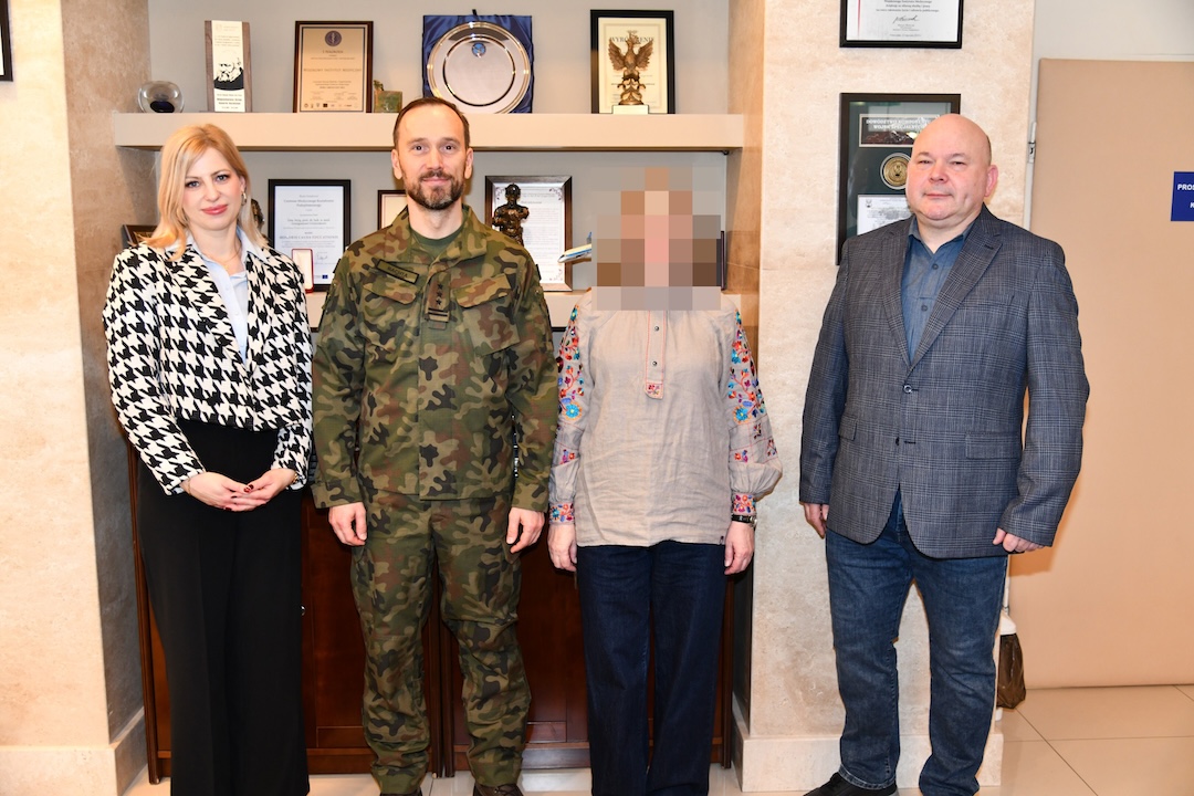 Doświadczenie z frontu – wyjątkowe spotkanie w WIM-PIB zdjęcie gościa z Dyrekcją WIM-PIB