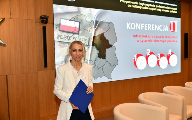 Małgorzata Złotkowska, kierownik Biura Dyrektora WIM-PIB, główny specjalista ds. komunikacji wewnętrznej prowadzi konferencję w Wojskowym Instytucie Medycznym.