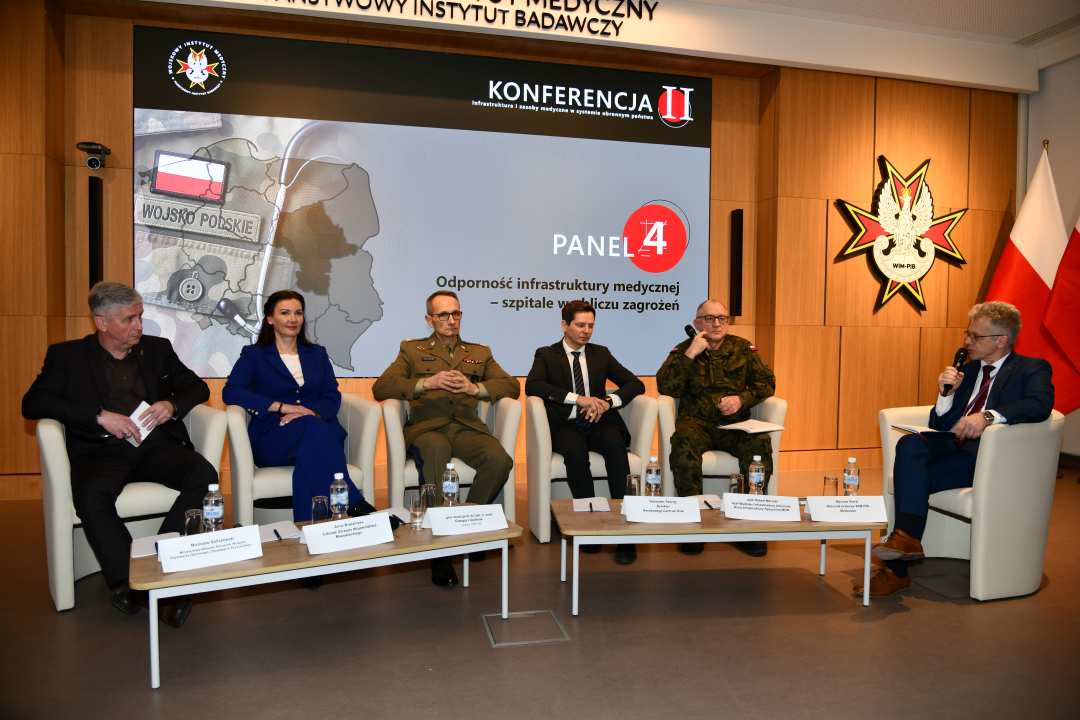 Paneliści dyskusyjni podczas debaty.