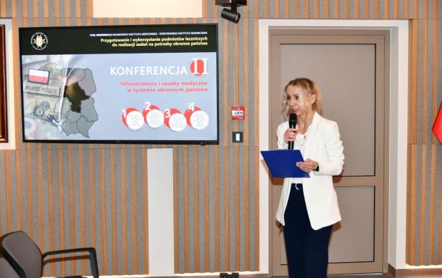 Małgorzata Złotkowska, kierownik Biura Dyrektora WIM-PIB, główny specjalista ds. komunikacji wewnętrznej prowadzi konferencję w Wojskowym Instytucie Medycznym.