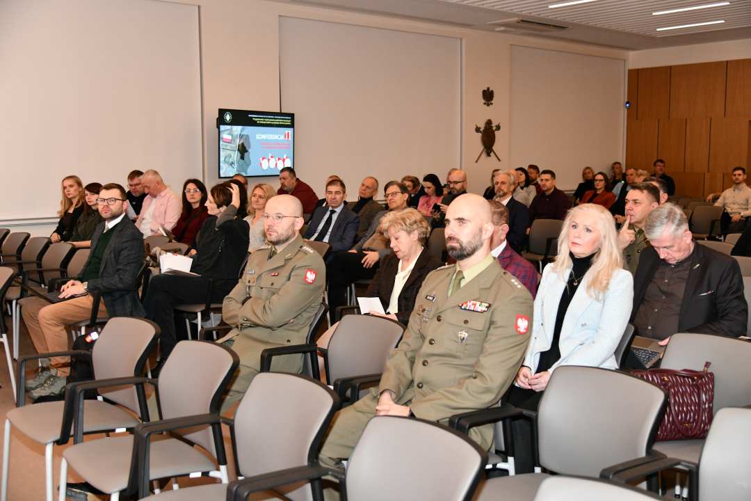 Uczestnicy konferencji siedzący na auli WIM.