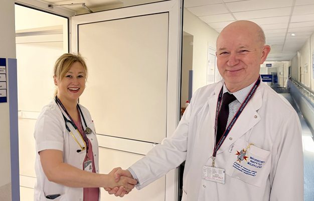 prof. Bolesław Kalicki uściskuje dłoń nowej kierownik Kliniki Pediatrii doktor Agnieszcze Rusteckiej, która obejmie kierowanie kliniką od dnia1 stycznia 2026 r.