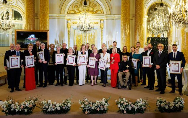 Laureaci Konkursu Liderzy Medycyny 2026 z dyplomami.