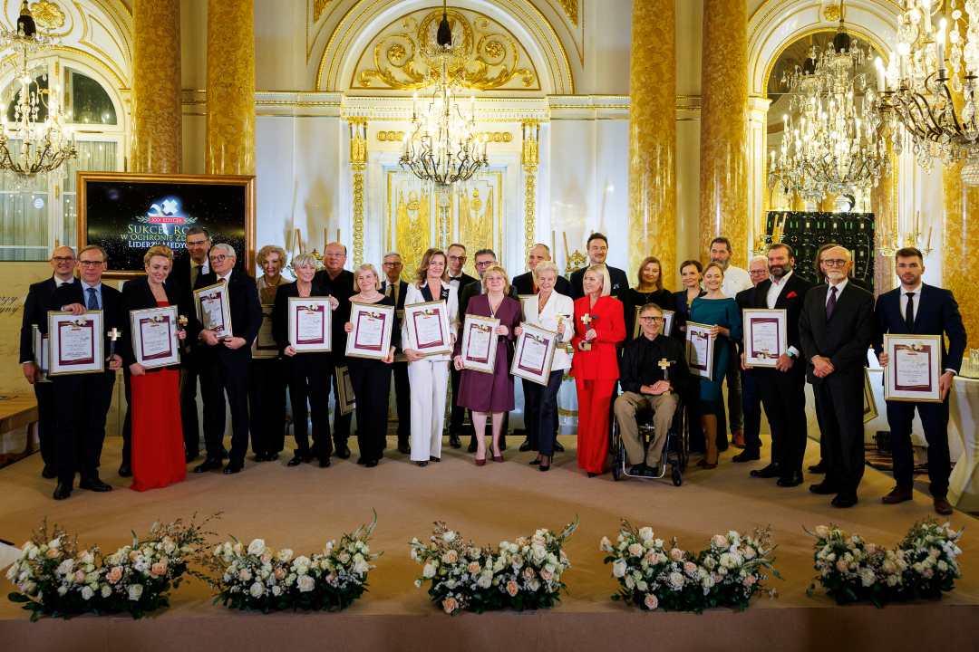 Laureaci Konkursu Liderzy Medycyny 2026 z dyplomami.