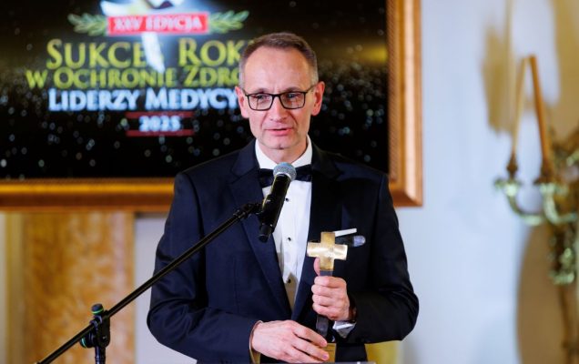 Grzegorz Gielerak - dyrektor WIM ze statuetką Liderzy Medycyny 2026 - Osobowość Roku.