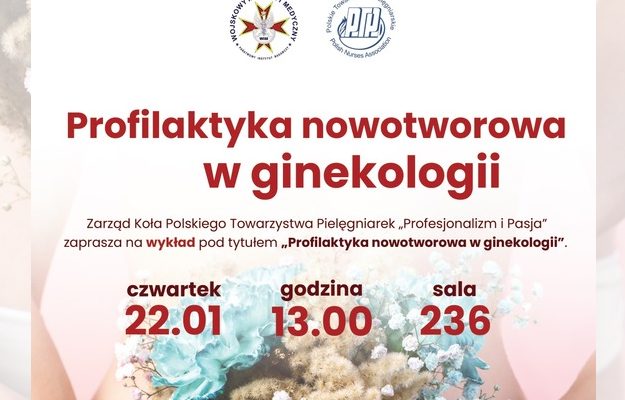 Ujęcie brzucha stojącej kobiety w bieliźnie trzymającej w dłoniach przed sobą bukiet kwiatów.