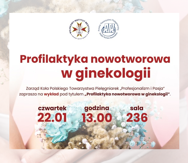 Ujęcie brzucha stojącej kobiety w bieliźnie trzymającej w dłoniach przed sobą bukiet kwiatów.