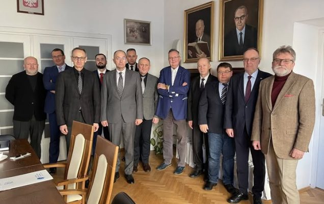 Członkowie Rady Naukowej Głównej Biblioteki Lekarskiej w pokoju biblioteki.