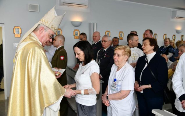 Biskup w kaplicy udziela sakramentów chorym.