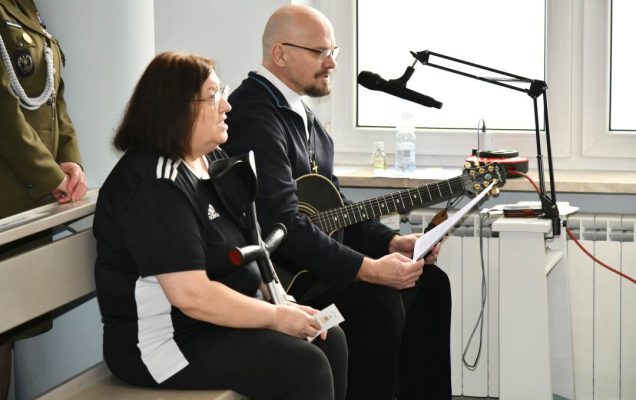 Msza święta, Kobieta i mężczyzna śpiewają modlitwę i grają na gitarze.