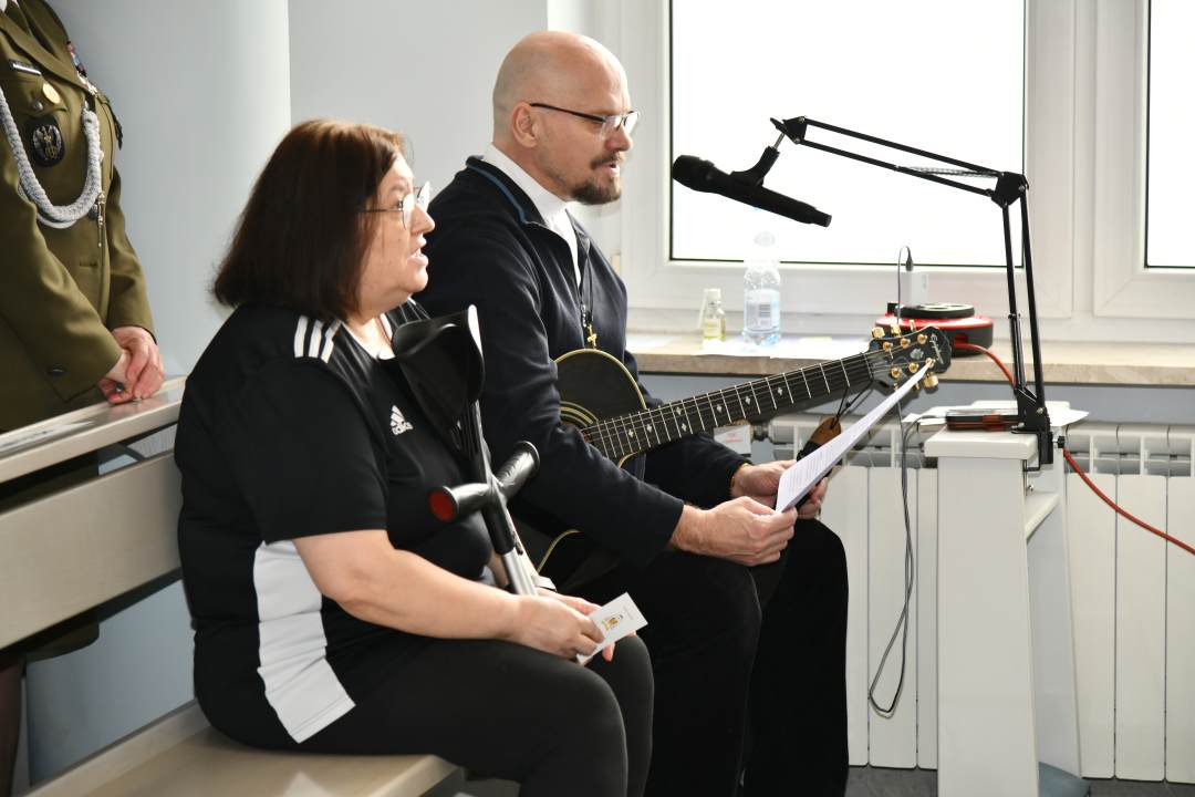 Msza święta, Kobieta i mężczyzna śpiewają modlitwę i grają na gitarze.