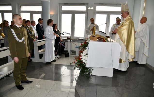 Msza święta w kaplicy szpitalnej. Kapłani i ministranci przy ołtarzu.