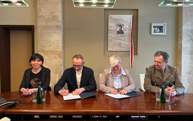 Od lewej: Justyna Klingemann, Grzegorz Gielerak, Justyna Rozbicka - Stanisławska, Radosław Tworus przy stole w sali konferencyjnej podczas podpisania listu intencyjnego.