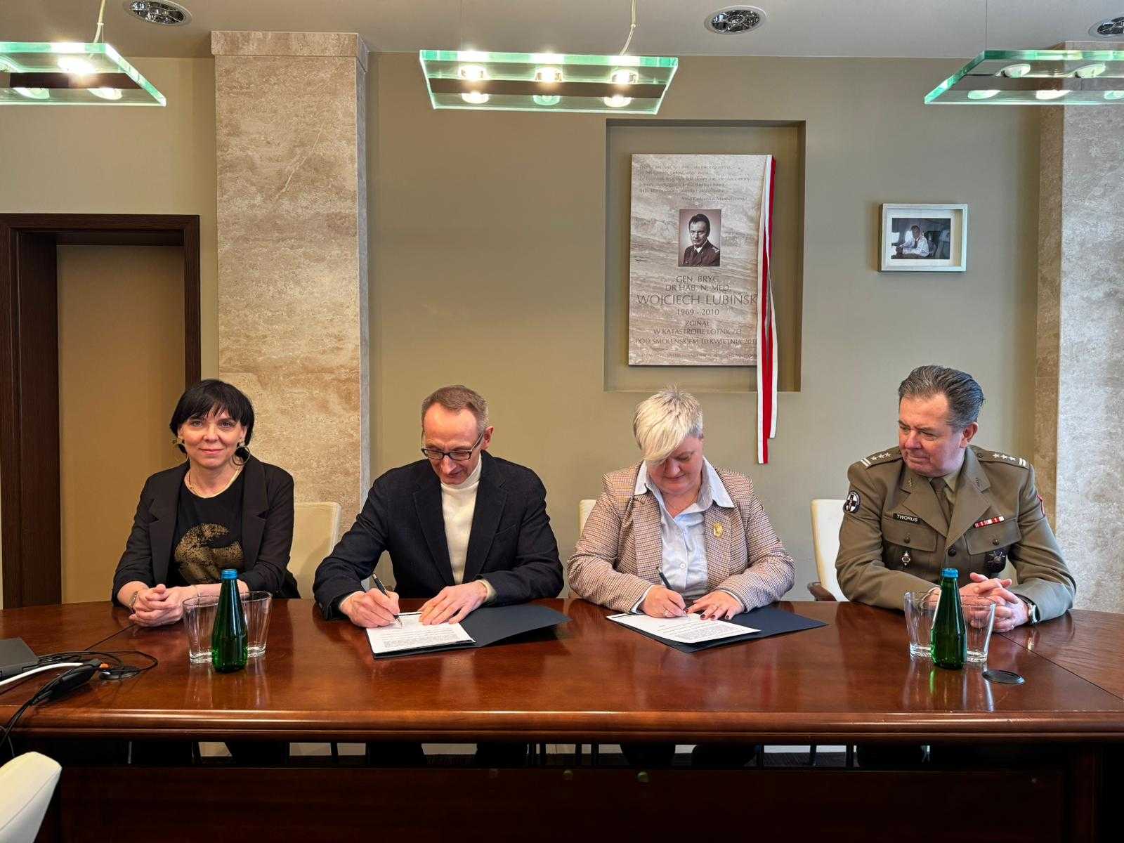 Od lewej: Justyna Klingemann, Grzegorz Gielerak, Justyna Rozbicka - Stanisławska, Radosław Tworus przy stole w sali konferencyjnej podczas podpisania listu intencyjnego.
