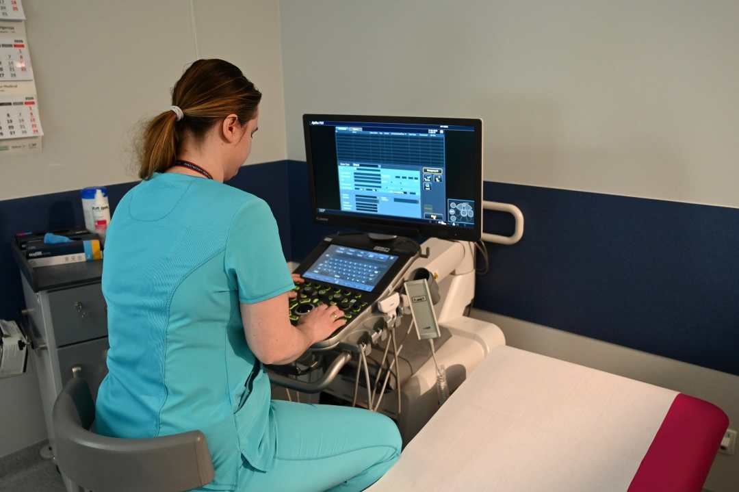 Lekarka przy urządzeniu do USG w gabinecie lekarskim Wojskowego Instytutu Medycznego.