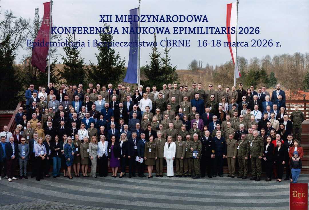 Zdjęcie grupowe uczestników konferencji.