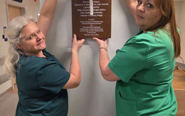 Dwie pielęgniarki prezentują dzwon.