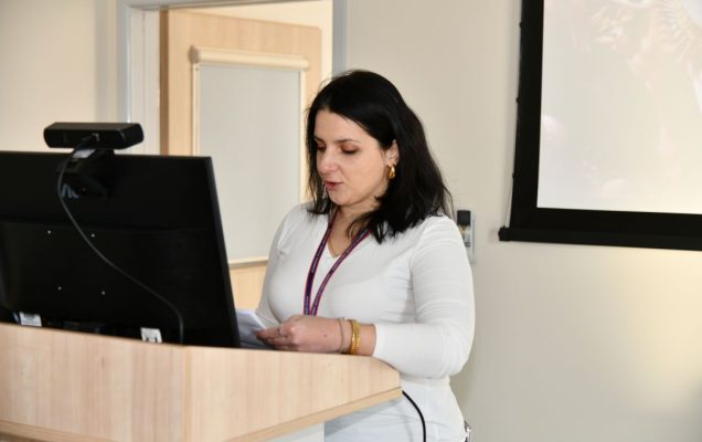 Aneta Ścieżyńska przy mównicy na sali LOMTI.