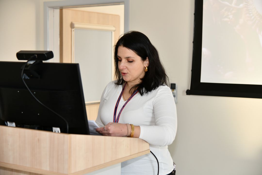 Aneta Ścieżyńska przy mównicy na sali LOMTI.