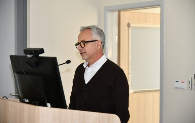 Maciej Gonciarz przy mównicy.