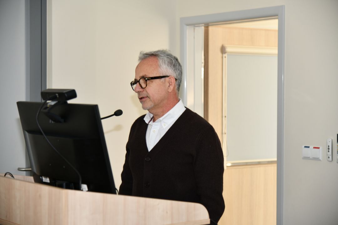 Maciej Gonciarz przy mównicy.