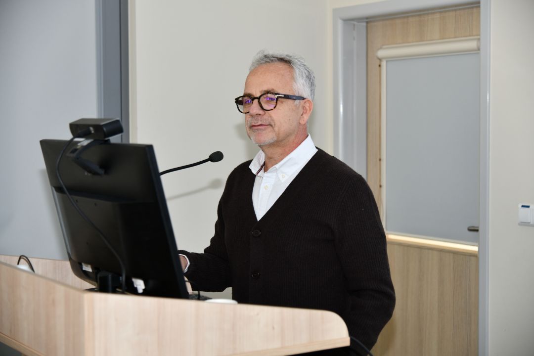 Maciej Gonciarz przy mównicy na sali WIM.