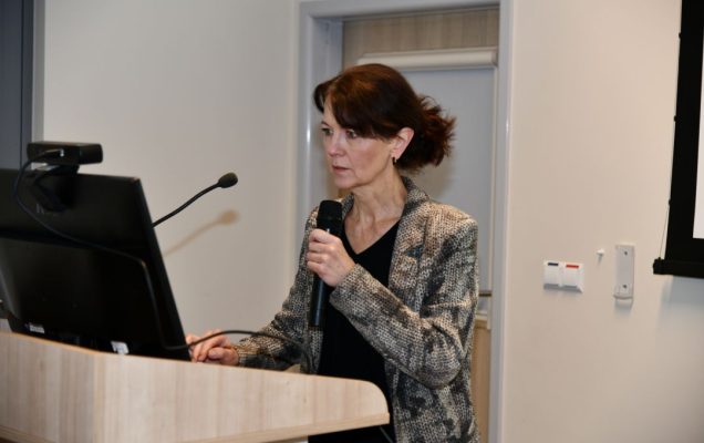 Agnieszka Kobielak podczas wykładu przy mikrofonie.