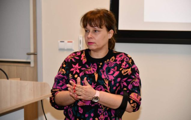 Agata Kodroń prowadzi wykład w sali LOMTI.