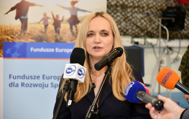 Minister zdrowia Jolanta Sobierańska-Grenda udziela wywiadu dziennikarzom.