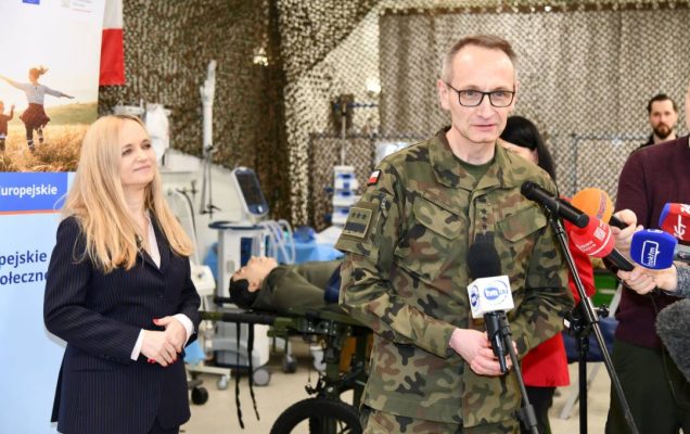 Grzegorz Gierelak i Minister zdrowia udzielają wywiadu dziennikarzom.