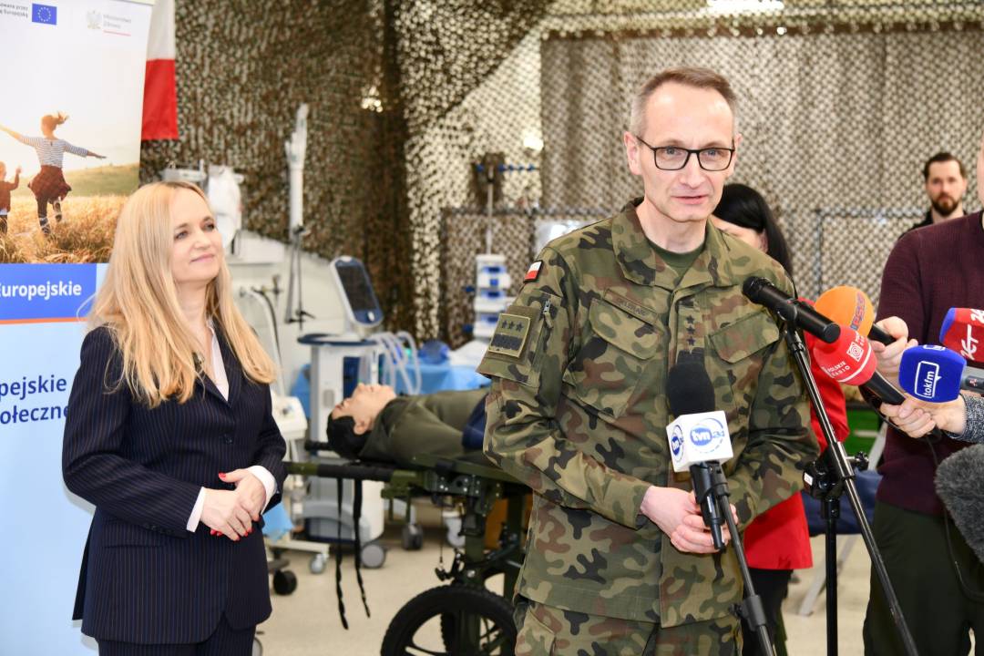 Grzegorz Gierelak i Minister zdrowia udzielają wywiadu dziennikarzom.