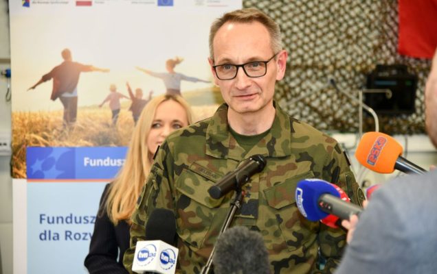 Grzegorz Gielerak udziela wywiadu dziennikarzom.