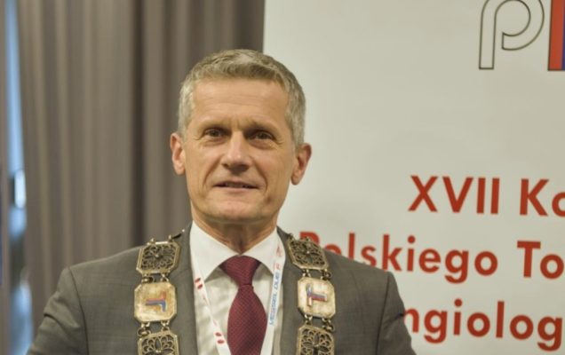 Mirosław Dziekiewicz z łańcuchem Polskiego Towarzystwa Angiologicznego an szyi.