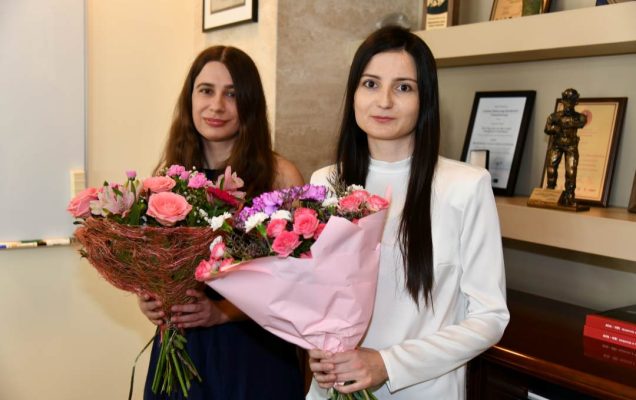 Katarzyna Terlikowska i Dominika Jaskóła-Polkowska z bukietami kwiatów.