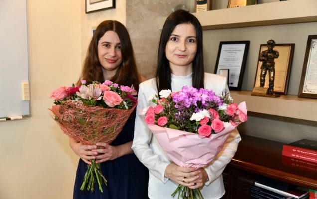 Dominika Jaskóła-Polkowska i Katarzyna Terlikowska z bukietami kwiatów.