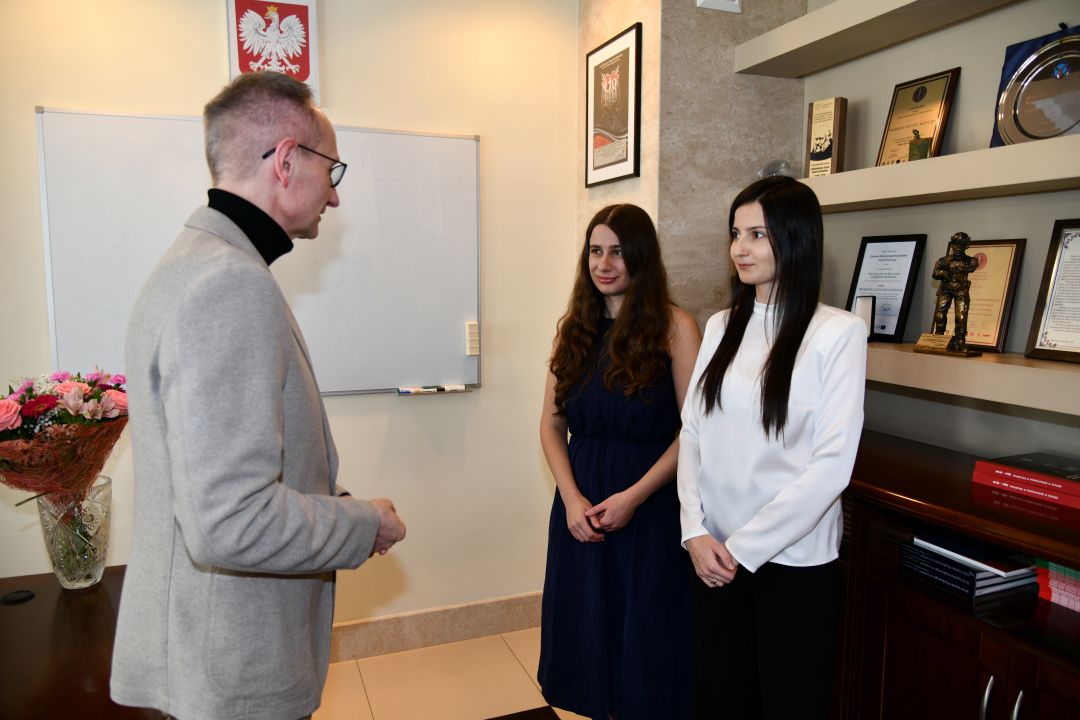 Katarzyna Terlikowska i Dominika Jaskóła-Polkowska odbierają gratulacje od dyrektora WIM.