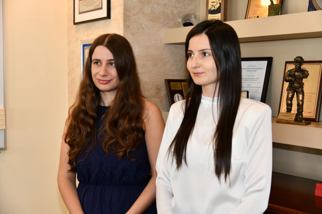 Katarzyna Terlikowska i Dominika Jaskóła-Polkowskaw gabinecie dyrektora WIM.