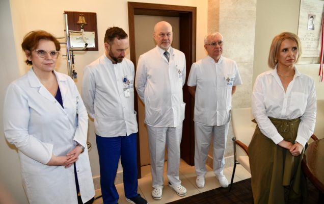 Pracownicy WIM w gabinecie dyrektora.