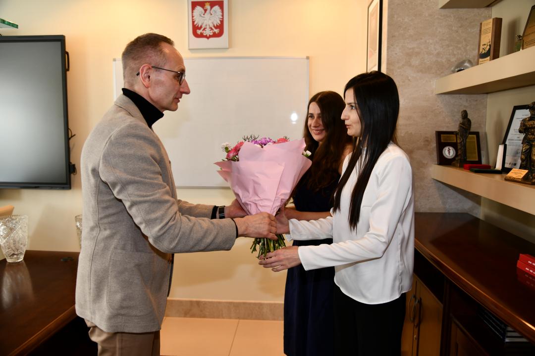 Dyrektor WIM wręcza bukiet kwiatów Katarzynie Terlikowskiej i Dominice Jaskóle-Polkowskiej.