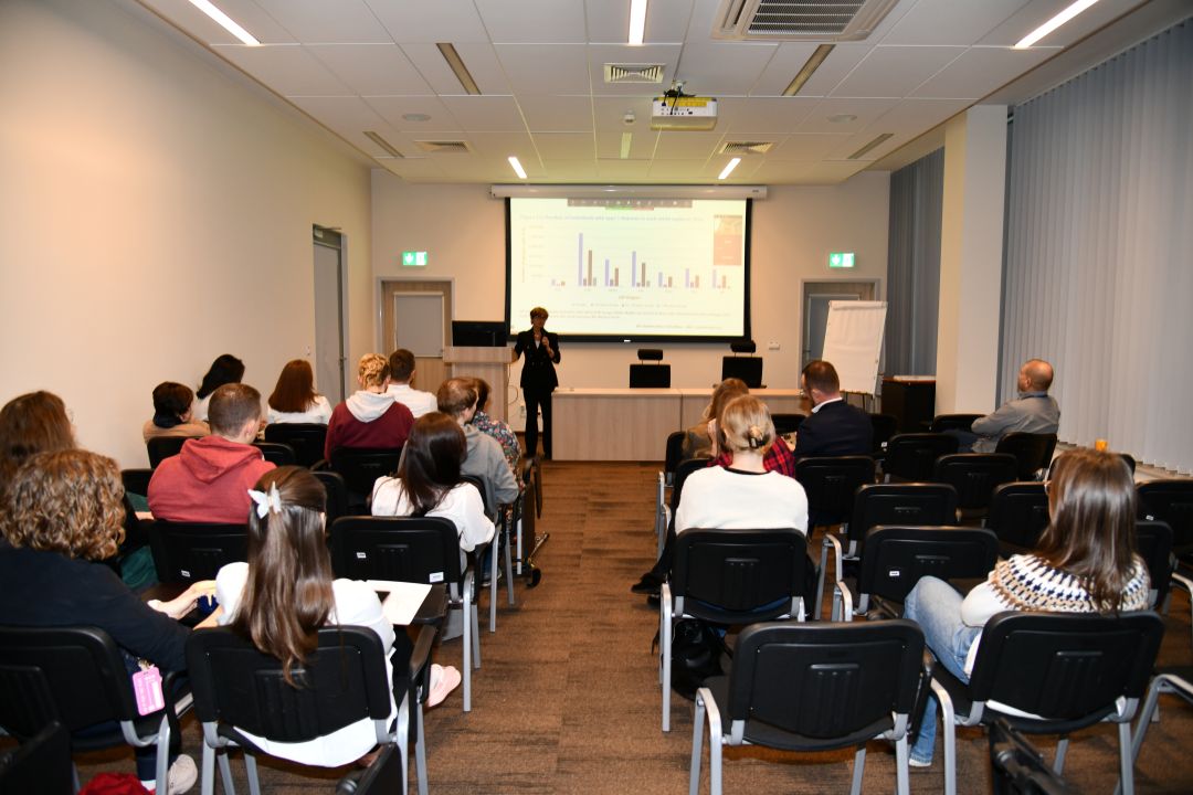 Ujęcie z tyłu sali na słuchaczy wykładu.