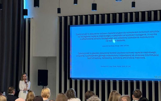 Ujęcie z tyłu sali słuchaczy podczas wykładu na sali konferencyjnej.