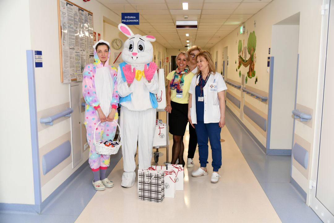 Wielkanocny zajączek i jego ekipa na korytarzu szpitala.
