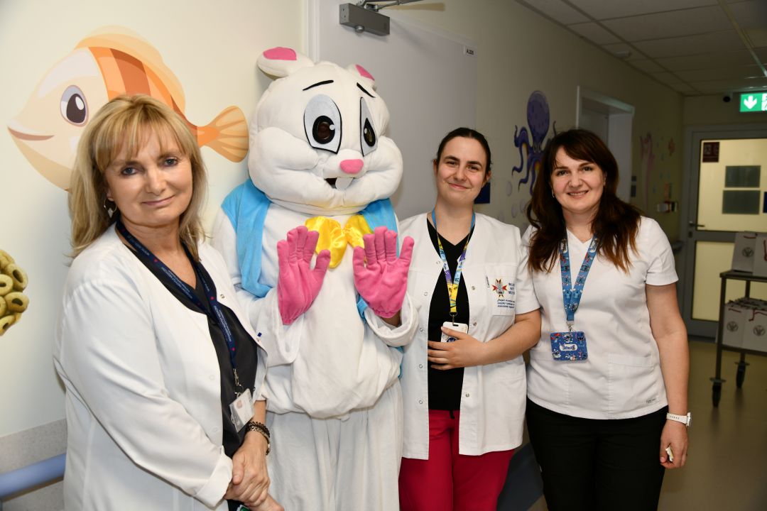 Pracownicy Kliniki pediatrii z zajączkiem wielkanocnym.