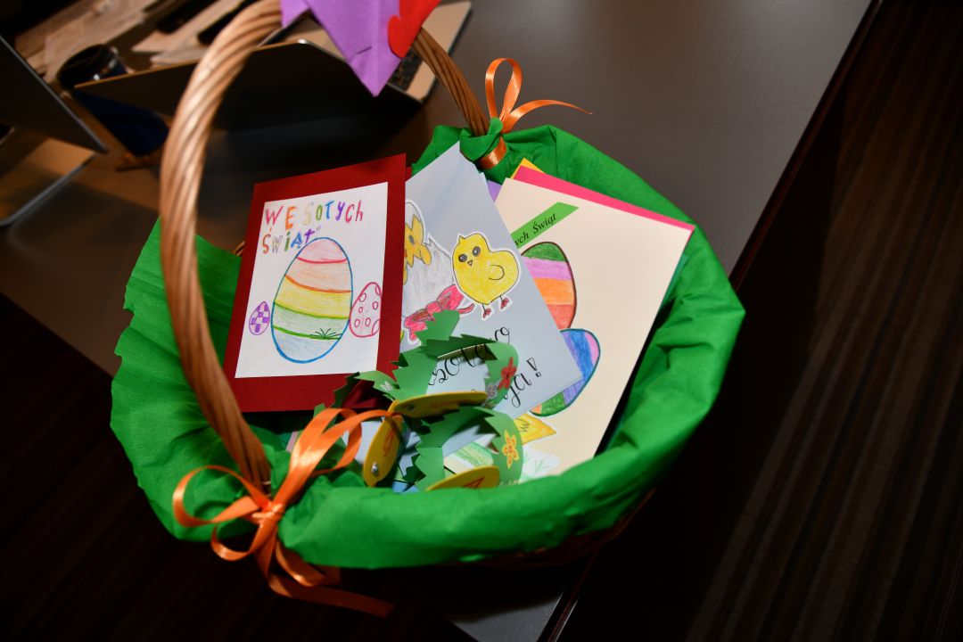 Koszyczek wielkanocny z kartkami z życzeniami świątecznymi.