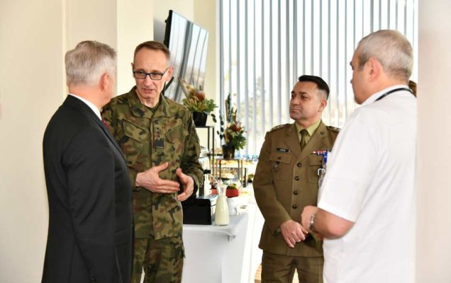 Sala wykładowa WIM. Rozmawiajacy podczas przerwy wykładowej: Stanisław Wziątek,Grzegorz Gielerak, Jarosław Świstak.