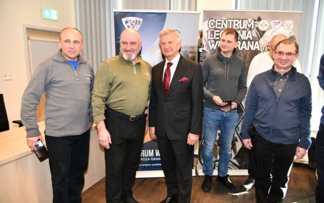 Weterani pozują do zdjęcia ze Stanisławem Wziątkiem.